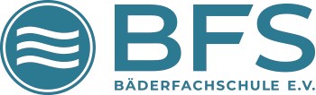 Fröhlicher Junge, der im Schwimmbad spielt und planscht